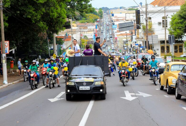 Carreata em prol de Bolsonaro reúne aproximadamente 12 mil pessoas em São Carlos