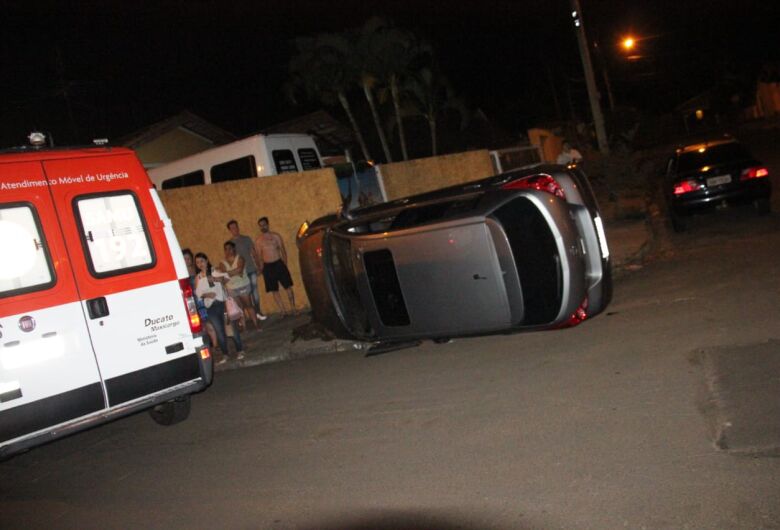 Após colisão, carro tomba no Santa Felícia