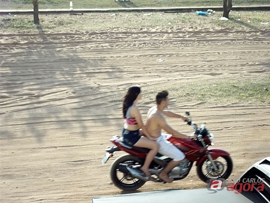 Motociclista passeiam tranquilamente sem capacete. -