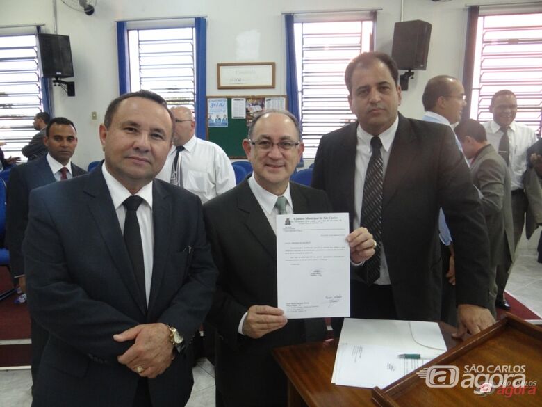 Foto: O vereador Sérgio Rocha, acompanhado pelo pastor Eli Martins de Souza, entregou em mão ofício ao deputado federal Paulo Freire. -