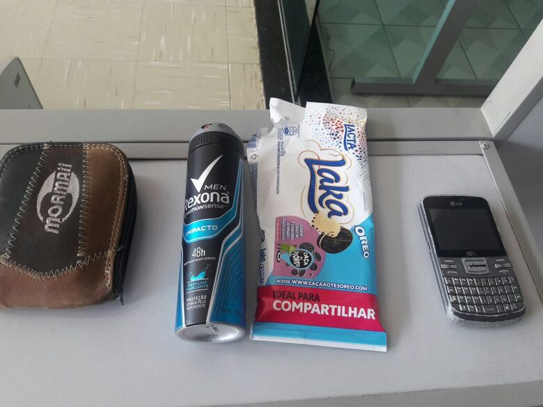 Os produtos detidos com o desocupado, que foi encaminhado ao 3º e 5º DPs - Crédito: Maycon Maximino