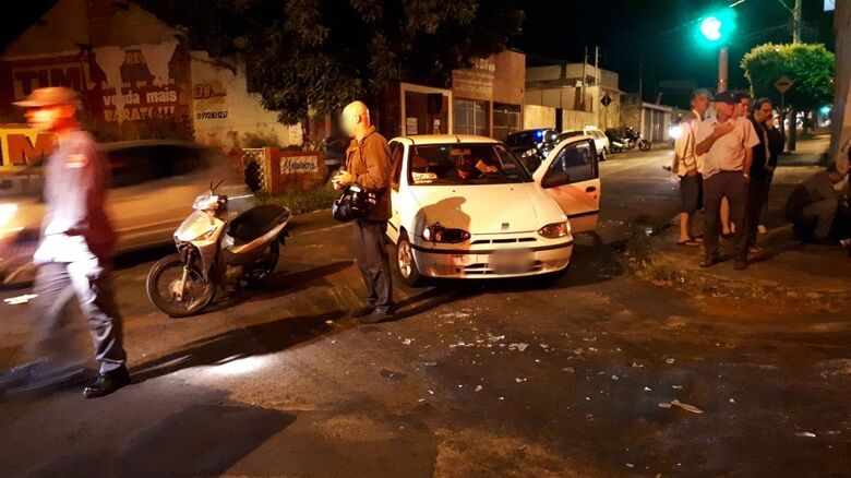 Jovem fica ferida em acidente entre carro e moto - Crédito: Rodrigo Chiari (purga)/Colaborador SCA