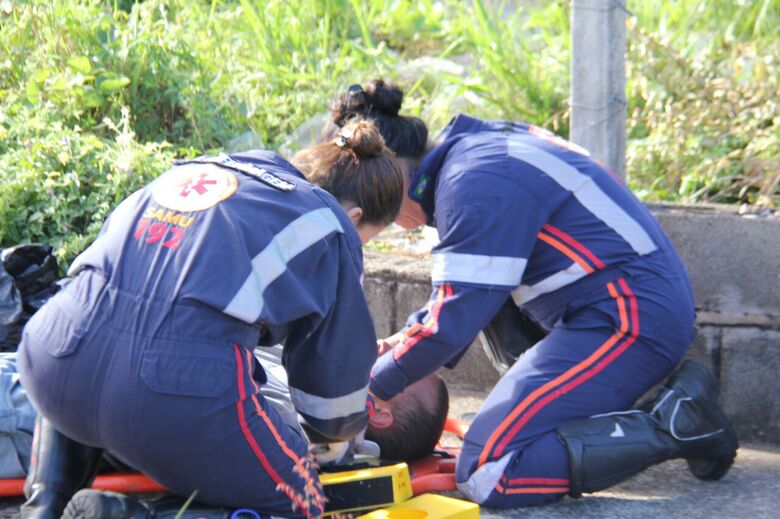 Ciclista necessitou ser socorrido até à Santa Casa - Crédito: Maycon Maximino