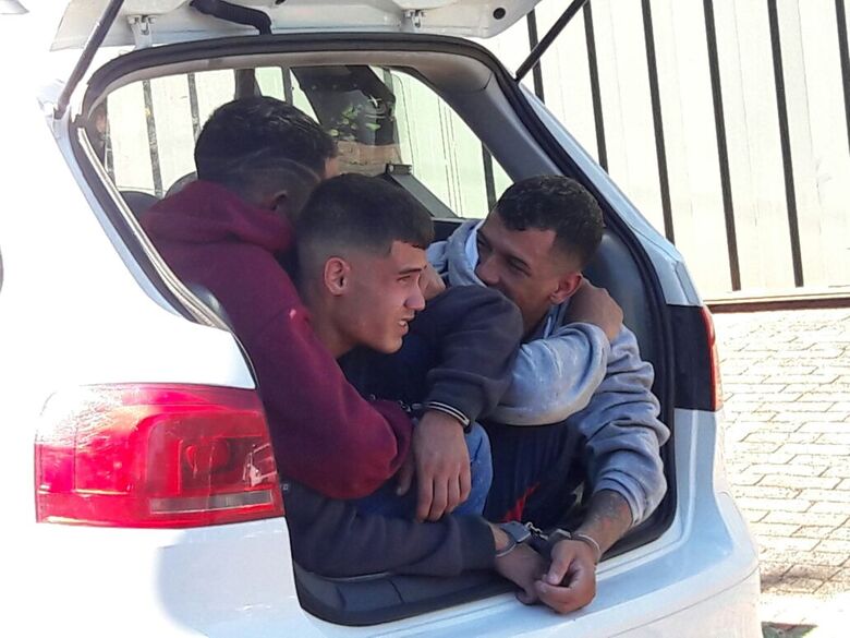 Os quatro criminosos foram presos em flagrante apÃ³s assalto; mÃ£e e filha foram rendidas - CrÃ©dito: Maycon Maximino