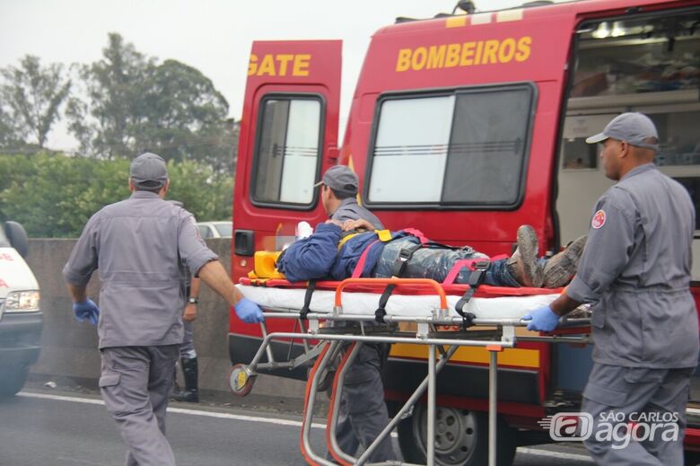 Piloto foi socorrido pela UR dos Bombeiros com ferimentos pelo corpo - Crédito: Maycon Maximino