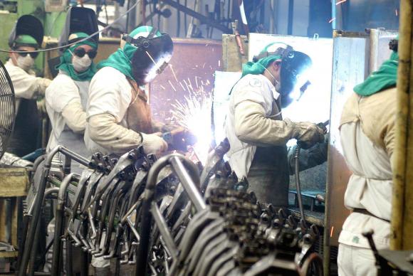 No mês passado, indústria paulista criou 500 vagas a mais que em março de 2017 - Crédito: Agência Brasil