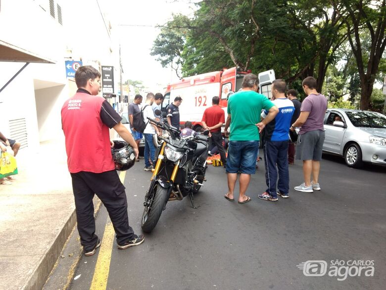 Veículo estacionado em local proibido causa acidente no Centro - Crédito: Luciano Lopes