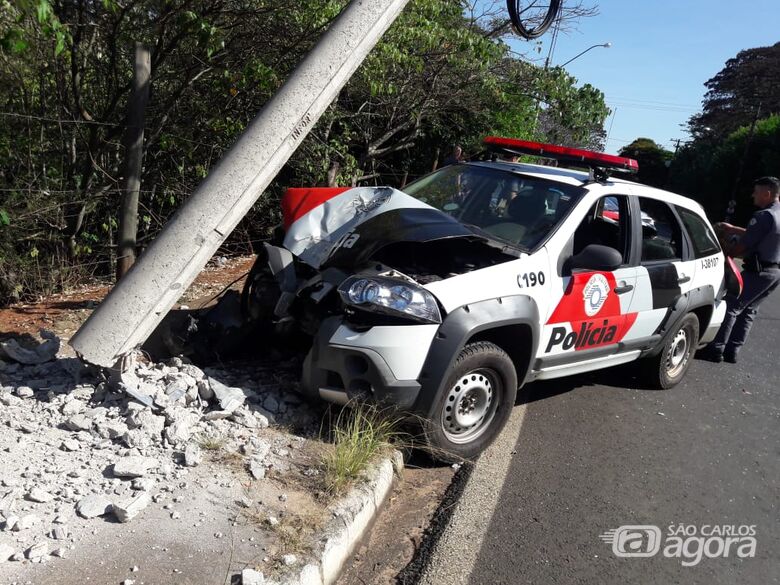 Viatura bate em poste após ser atingida por ônibus na Serra do Aracy - Crédito: Maycon Maximino