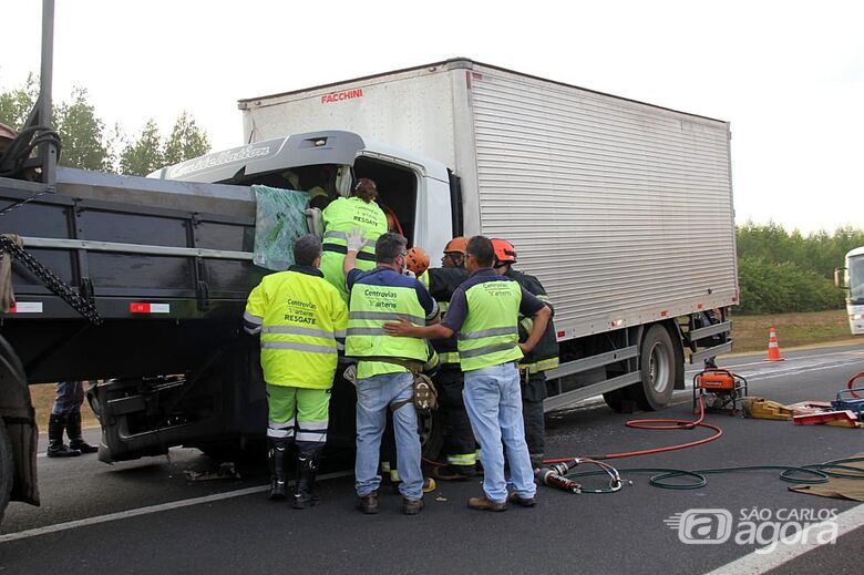 Ajudante morre prensado entre ferragens após acidente na Washington Luis - Crédito: Maycon Maximino