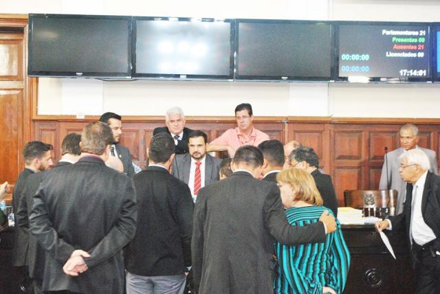 Nas últimas semanas, o ex-prefeito correu contra o tempo e encontrou vários vereadores para pedir ajudar na votação da Câmara - Crédito: Abner Amiel/Folha São Carlos e Região