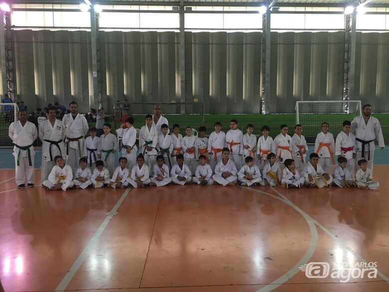 Os alunos aprovados durante o exame para troca de faixas - Crédito: Divulgação
