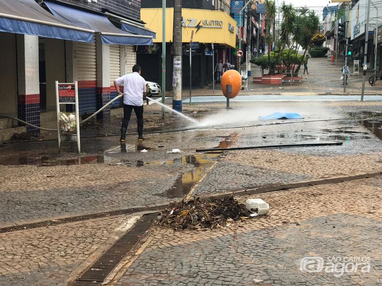 Após alagamento, funcionários limpam lojas na baixada do Mercado - Crédito: Colaborador/SCA