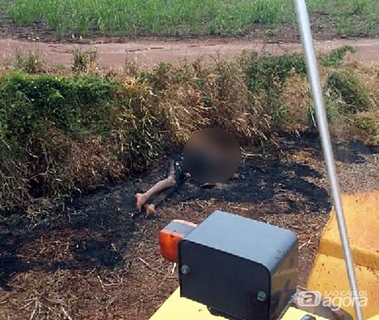 Corpo parcialmente carbonizado é encaminhado ao IML de São Carlos - Crédito: Descalvado Agora