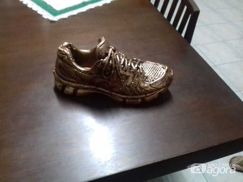 Com a ajuda do SCA, atleta são-carlense consegue reaver troféu após furto a residência - Crédito: Marcos Escrivani