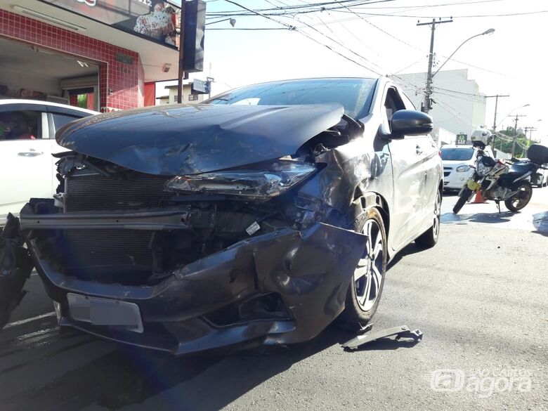 Motorista avança sinal vermelho e provoca tripla colisão na região da Santa Casa - Crédito: Maycon Maximino
