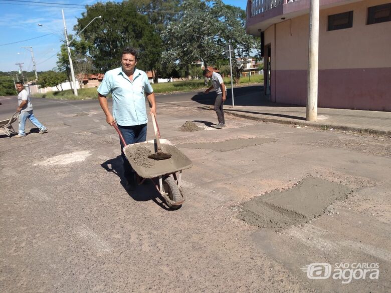 Moradores aproveitam sobra de concreto e tapam buracos no Jardim Munique - Crédito: Divulgação