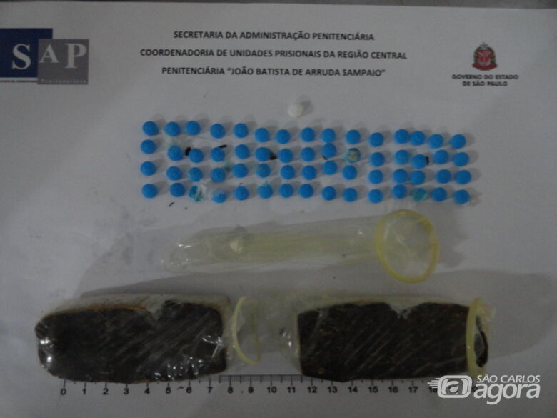 Agentes impedem a entrada de maconha, comprimidos e celular na PII - Crédito: Divulgação