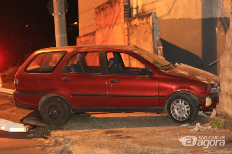 Palio arrebenta muro no Cidade Jardim e motorista foge - Crédito: Marco Lúcio