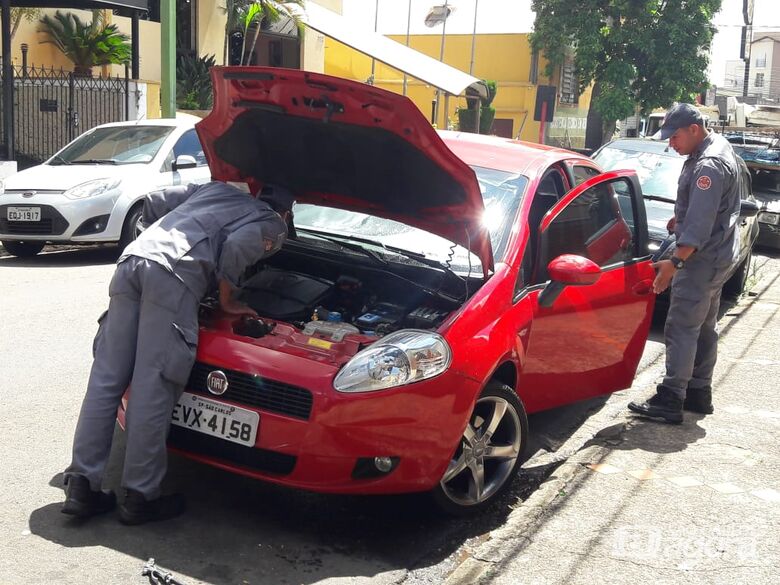 Gata entra em motor de carro na Avenida São Carlos - Crédito: Maycon Maximino