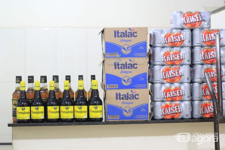 Ladrão é flagrado empurrando carrinho de supermercado após cometer furto em sacolão - Crédito: Marco Lúcio