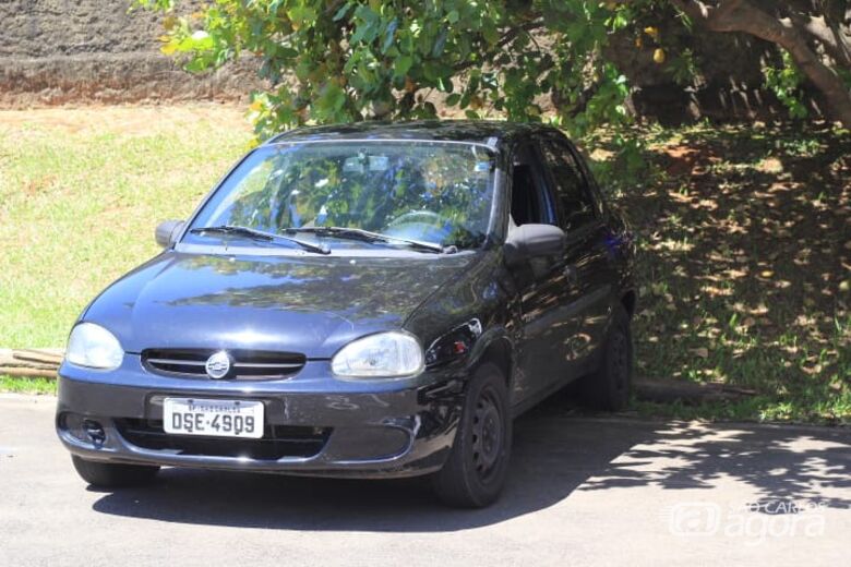 Carro furtado é localizado na Vila Nery - Crédito: Marco Lúcio