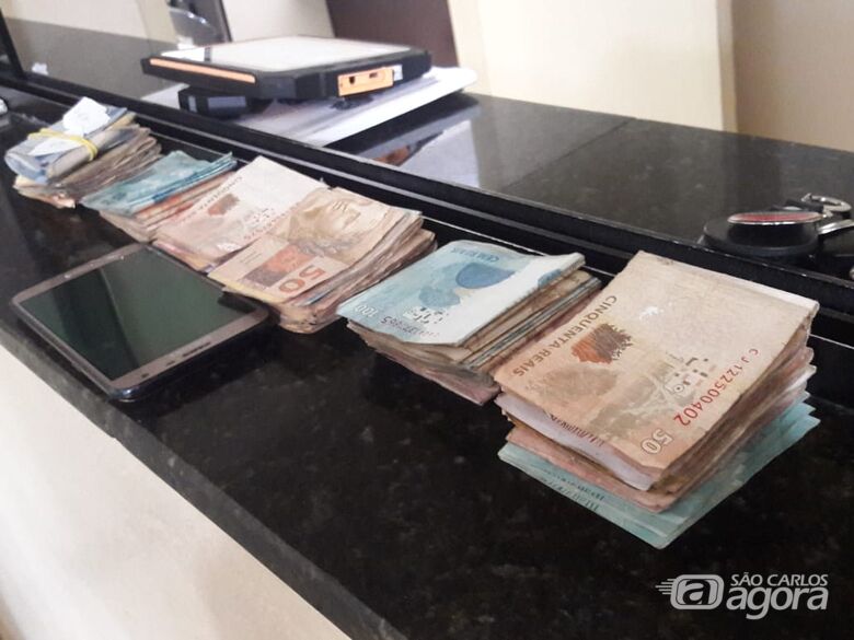 Dinheiro do tráfico de drogas é localizado em veículo e apreendido pela PM - Crédito: Maycon Maximino