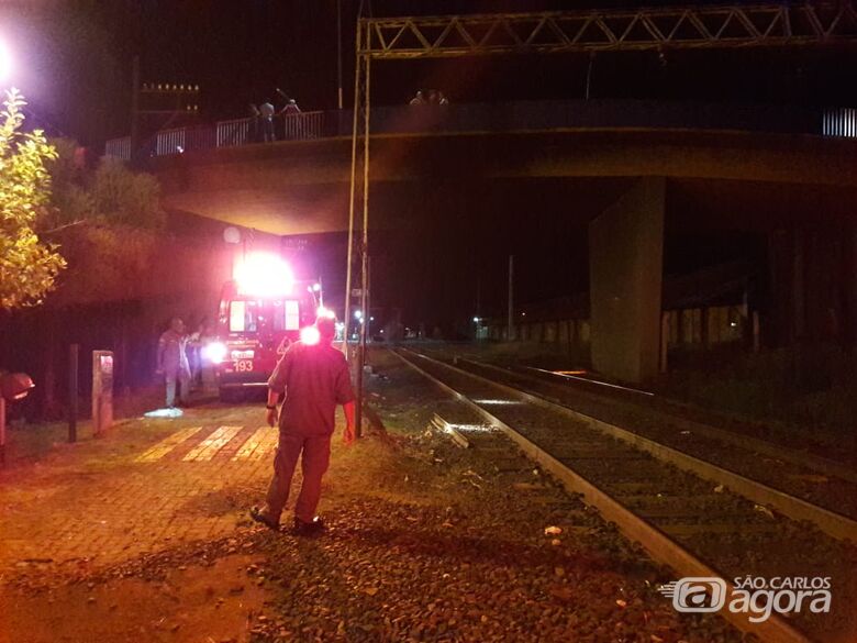 Homem se joga do pontilhão da Fepasa e fica gravemente ferido - Crédito: Maycon Maximino