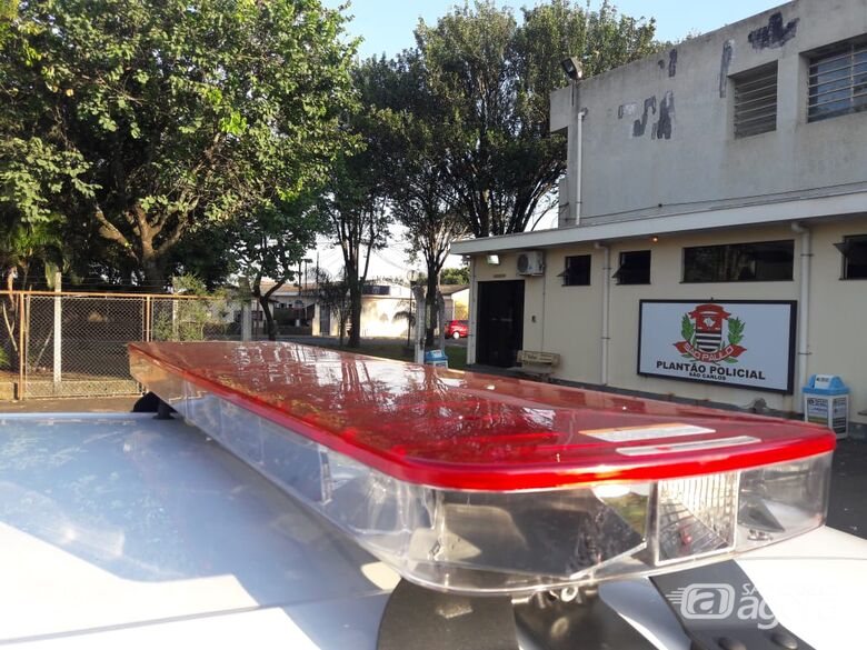 Dupla leva celular de estudante no centro - Crédito: Arquivo/SCA