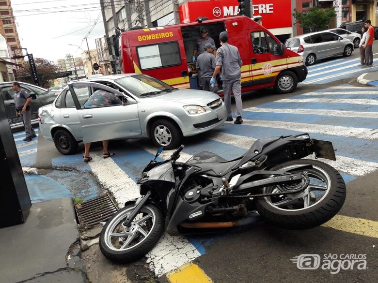 Motociclista fica ferido após bater em carro no Centro - Crédito: Maycon Maximino