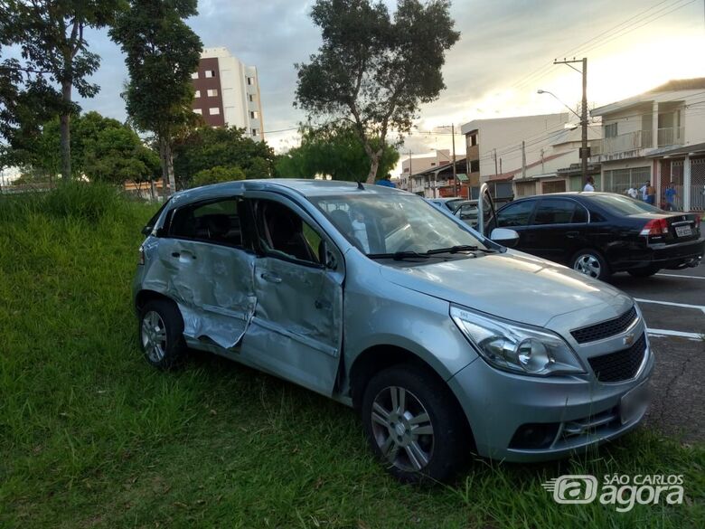 Carro é arremessado em praça após ser atingido por caminhão - Crédito: Luciano Lopes