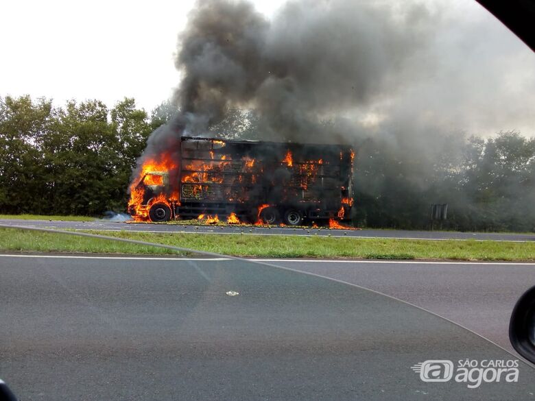 Caminhão pega fogo na rodovia SP-255 - Crédito: Araraquara 24 Horas