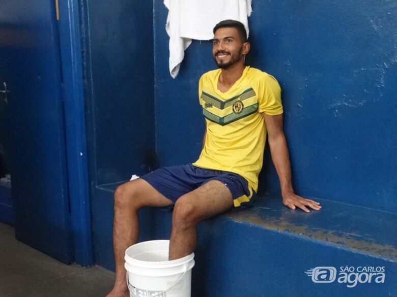 Com entorse no tornozelo Airon é dúvida no gol da Águia - Crédito: Marcos Escrivani