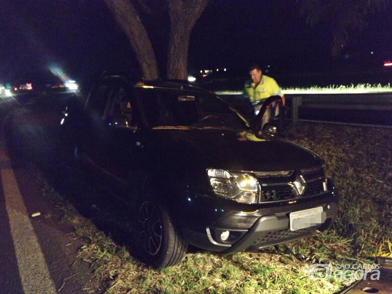 Mulher bate carro em árvore em alça de acesso da Washington Luiz - Crédito: Luciano Lopes