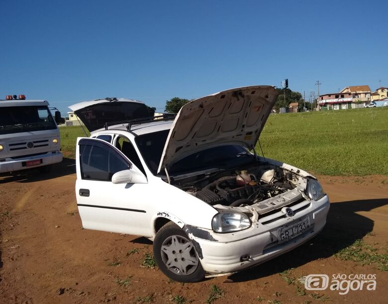 Corsa furtado é localizado em estrada de terra - Crédito: Luciano Lopes