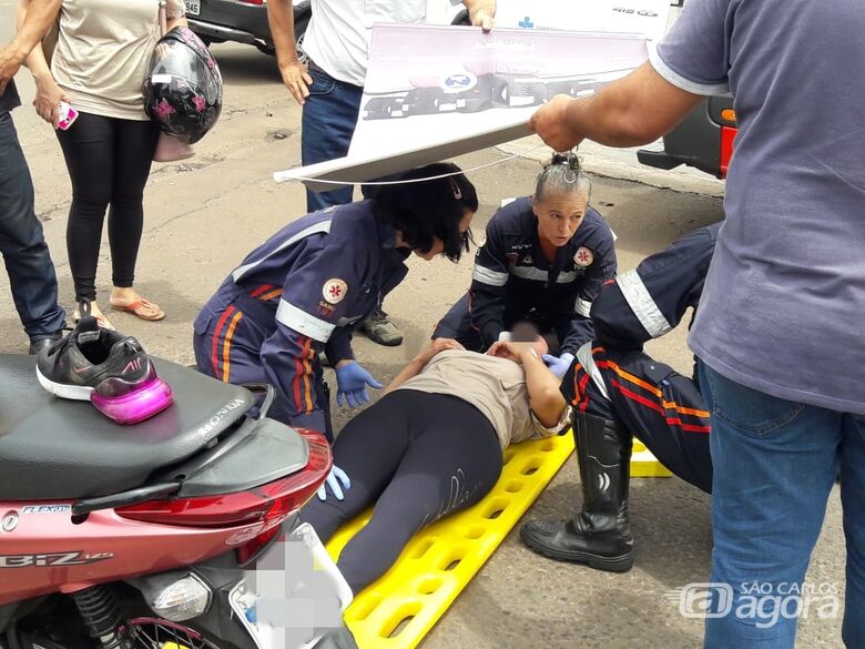 Carro ‘vara’ o pare e acerta motociclista em cruzamento - Crédito: Maycon Maximino