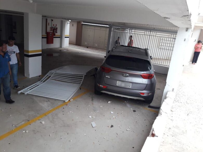 Carro cai dentro de garagem de prédio após colisão - Crédito: São Carlos Agora