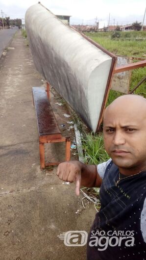 Enferrujado, ponto de ônibus despenca no Jardim Zavaglia - Crédito: Divulgação