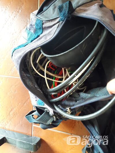 Desocupados furtam objetos de dentro de carro - Crédito: São Carlos Agora