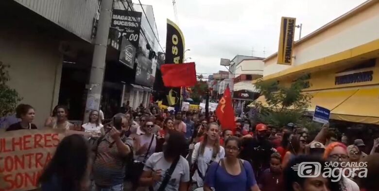 Dezenas de mulheres participam de ato contra Bolsonaro no Centro - Crédito: Reprodução/Facebook