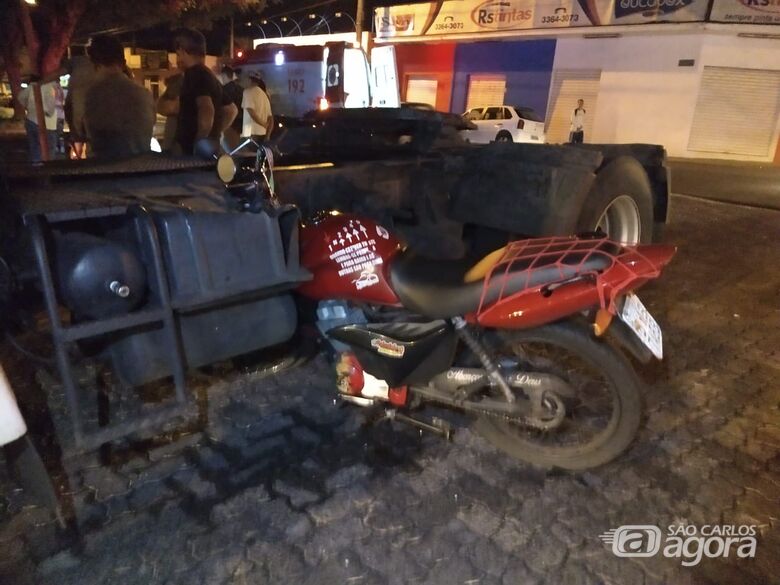 Motociclista "voa" cerca de 20 metros após bater em caminhão que avançou o pare - Crédito: São Carlos Agora