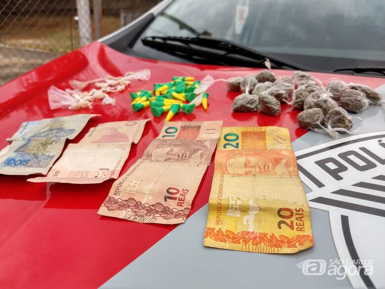 Jovem é flagrado enterrando drogas no São Carlos 8 - Crédito: São Carlos Agora