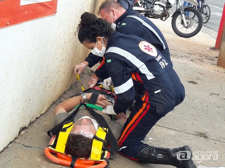 Motociclista tenta conversão proibida e se envolve em acidente de trânsito - Crédito: São Carlos Agora