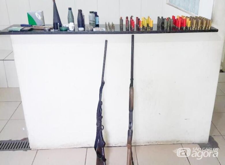 PM vai socorrer vítima de agressão e encontra armas de fogo em residência - Crédito: São Carlos Agora