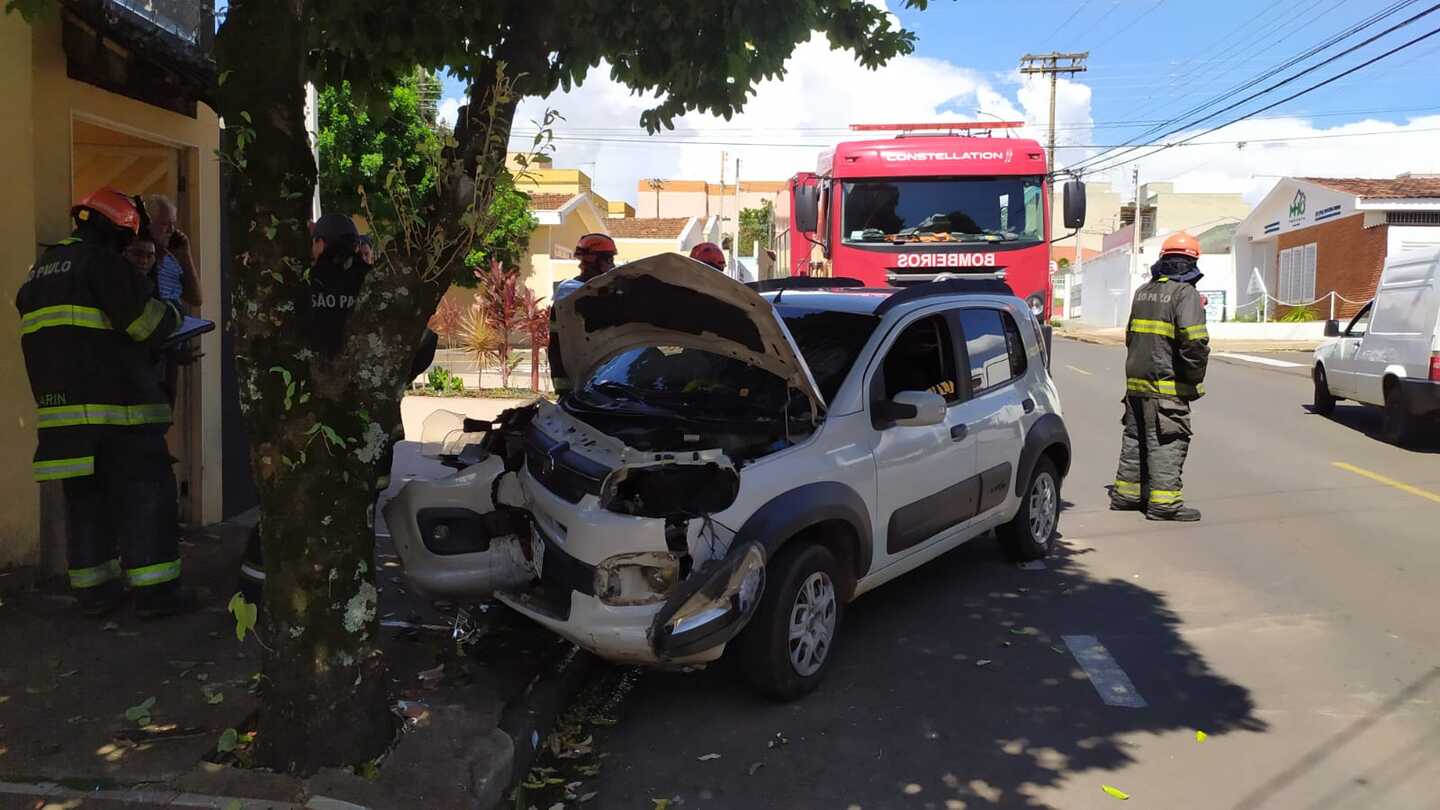 Carro Fica A Frente Destru Da Ap S Colidir Contra Rvore No Cidade