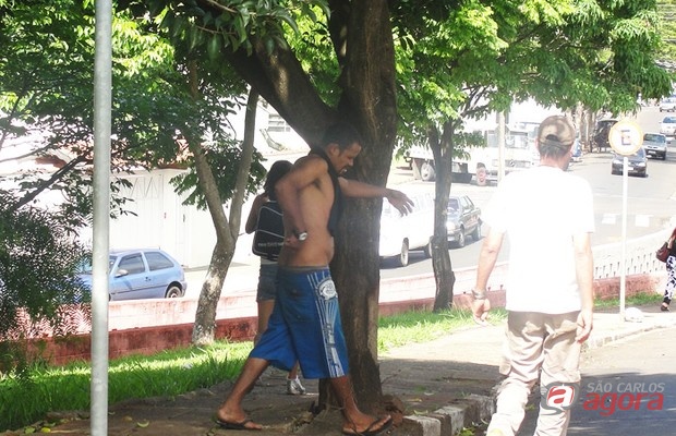 Assaltante tenta fugir pela avenida Comendador Alfredo Maffei, sendo seguido de perto pelo repórter do São Carlos Agora