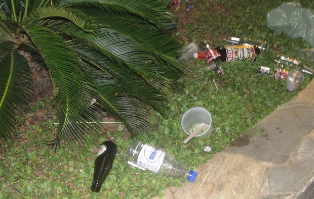 Garrafas de bebidas alcoólicas encontradas pela reportagem do SCA