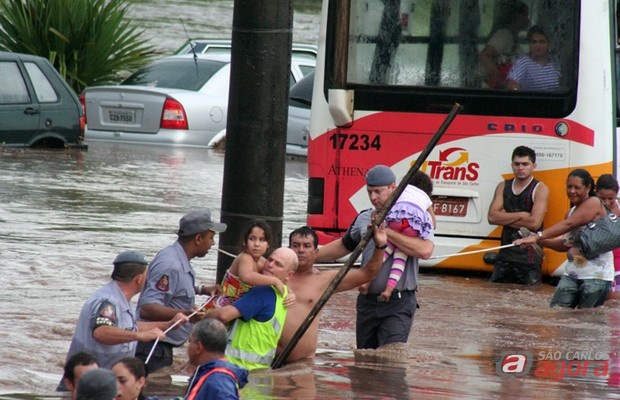 Policiais resgatam vítimas da enchente