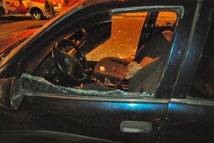 Carro do auxiliar foi atingido por tiros. (foto: Vinicius Neo/SCA)