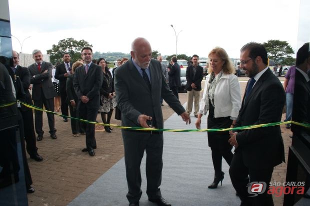 Prefeito Oswaldo Barba e o diretor Antonio Clemente cortam a faixa na recimônea de inalguração do Call Center. (Foto: Tiago da Mata / SCA)