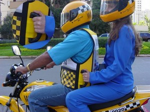 Moto-t&aacute;xi com colete, item obrigat&oacute;ria em v&aacute;rias cidades brasileiras. (Imagem da Internet)